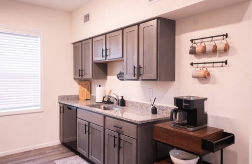University Place Apartment | [3BR] Chic Retreat | Min from KU/Mass