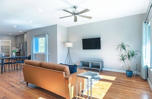Lawndale/ Wayside House | Cozy 3BR Bungalow Near Medical Center and Stadiums