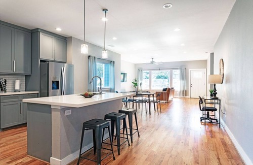 Lawndale/ Wayside House | Cozy 3BR Bungalow Near Medical Center and Stadiums