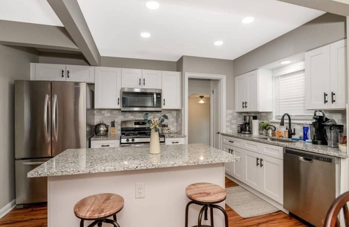 Independence House | Idyllic 3BR Retreat for Nature Lovers with Family Amenities