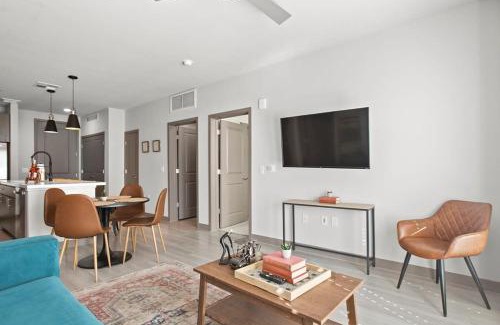 Downtown Phoenix Apartment | Exceptional 3BR RORO Suite with Pool & Pet-Friendly Amenities