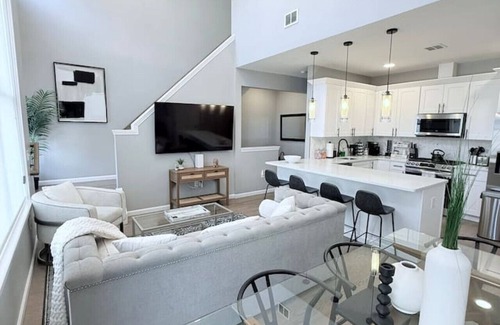 Communipaw House | Stylish 3BR Duplex with Rooftop Views & Garage Parking