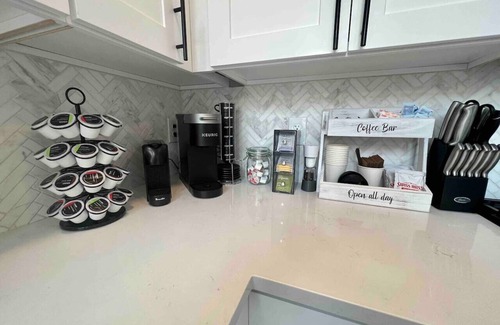 Communipaw House | Stylish 3BR Duplex with Rooftop Views & Garage Parking