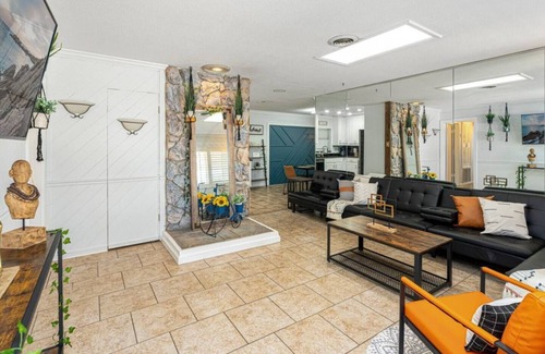 Conway House | Pet-Friendly Mid Century Oak Tree Near Downtown Orlando