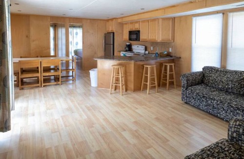 Cadiz Boat Rental | Dog-Friendly 3BR Floating Cabin with Lake View & Pool