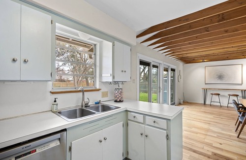 Allandale House | Cozy 3BR Gem in Allandale with Hot Tub & Breakfast