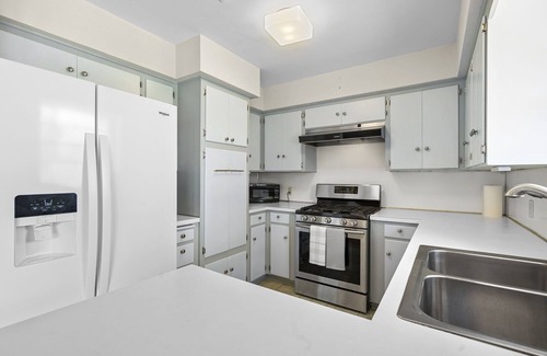 Allandale House | Cozy 3BR Gem in Allandale with Hot Tub & Breakfast