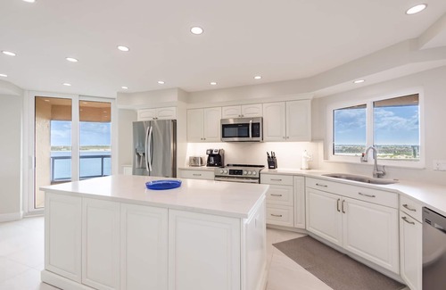 Sand Key Condo | Beachfront Oasis: 3BR with Panoramic Ocean Views & Pool