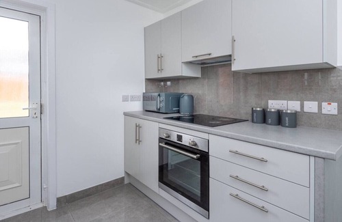 Brent House | 3BR Home | Free Parking | Queensbury Underground