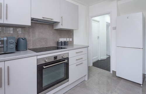 Brent House | 3BR Home | Free Parking | Queensbury Underground