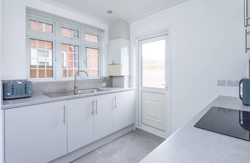 Brent House | 3BR Home | Free Parking | Queensbury Underground