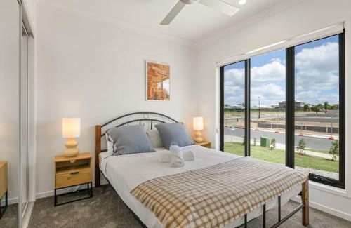 Browns Plains House | Inviting 3BR Home with Cozy Design and Full Kitchen