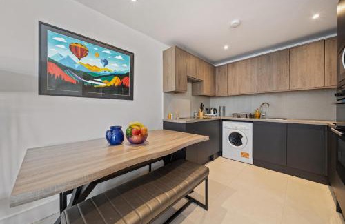 High Barnet House | Family-Friendly 3BR House in Prime Barnet Location