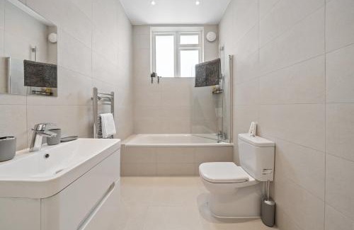 High Barnet House | Family-Friendly 3BR House in Prime Barnet Location