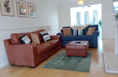 Bicester House | Family-Friendly 3BR House with Garden Near Bicester Village