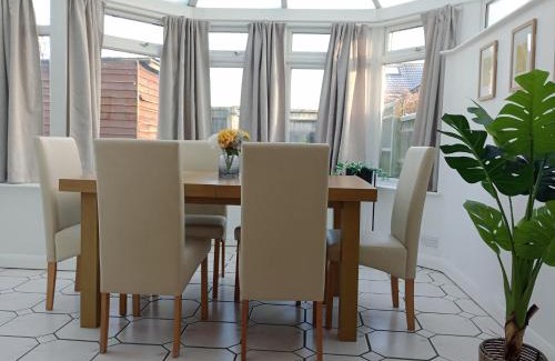 Bicester House | Family-Friendly 3BR House with Garden Near Bicester Village