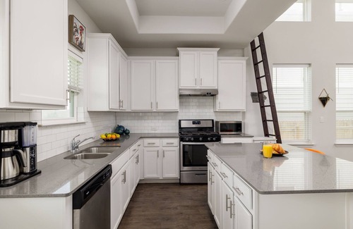 Austin House | 3BR, King Bed, Walk In Shower | The Grove