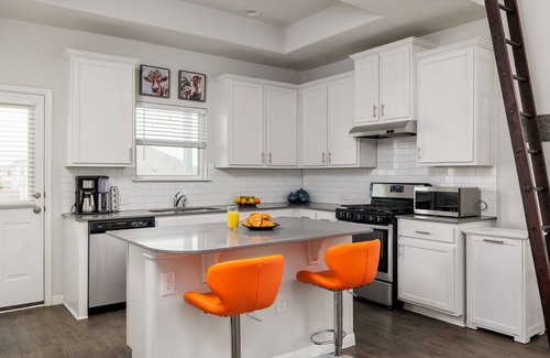 Austin House | 3BR, King Bed, Walk In Shower | The Grove
