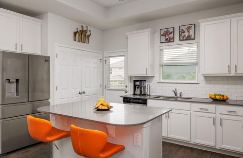 Austin House | 3BR, King Bed, Walk In Shower | The Grove