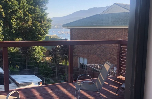 Lindisfarne House | 3BR Lindisfarne Townhouse near Cafes, Pub, Parks