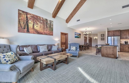 South Lake Tahoe Condo | Elegant 3Br Residence Near Heavenly Gondola & Village