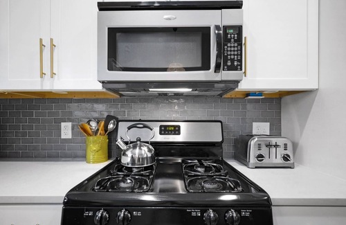 Foster Heights House | Modern 3BR East ATX Retreat with Pet-Friendly Amenities