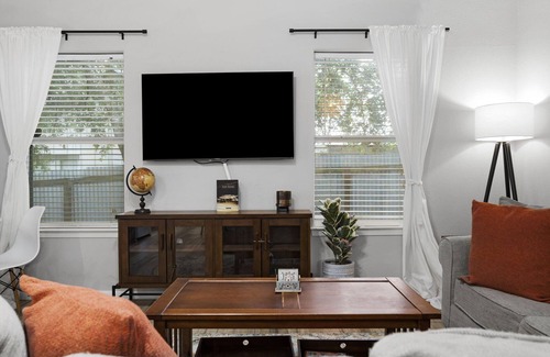 Foster Heights House | Modern 3BR East ATX Retreat with Pet-Friendly Amenities