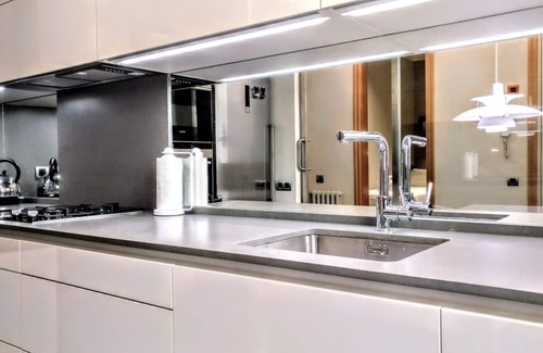 Dreta de l'Eixample Apartment | Top-Rated 3BR Modernist Apartment with Spa Near Pg de Gràcia
