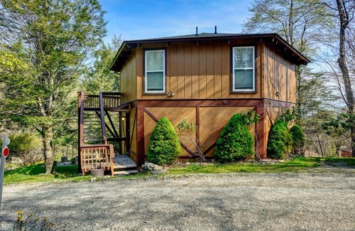 Beech Mountain House | Cozy 3BR Mountain Cabin with Views & Firepit - Sleeps 8