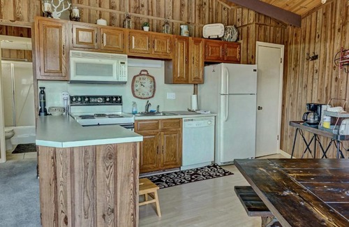 Beech Mountain House | Cozy 3BR Mountain Cabin with Views & Firepit - Sleeps 8