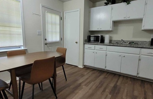 Montgomery House | 3BR Near Airport | Fast WiFi | Pet Friendly