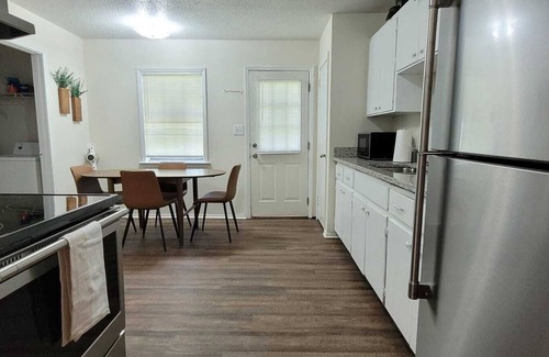 Montgomery House | 3BR Near Airport | Fast WiFi | Pet Friendly