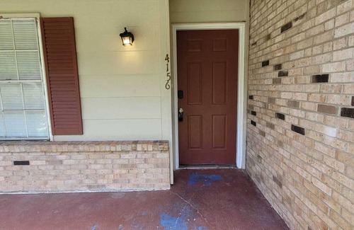 Montgomery House | 3BR Near Airport | Fast WiFi | Pet Friendly