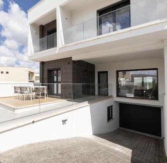 Bombarral House | Ideal 3BR Oasis with Pool & AC for Unforgettable Getaways