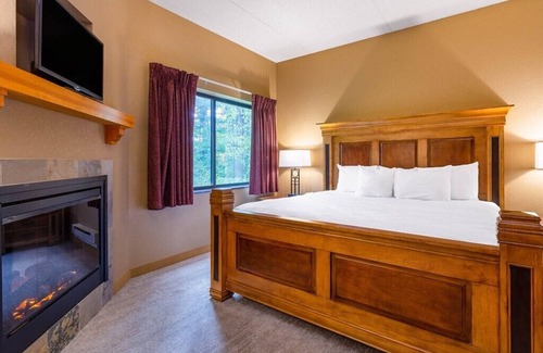 Wisconsin Dells Resort | Guest Rated 10/10: 3BR Penthouse with River View & Pool