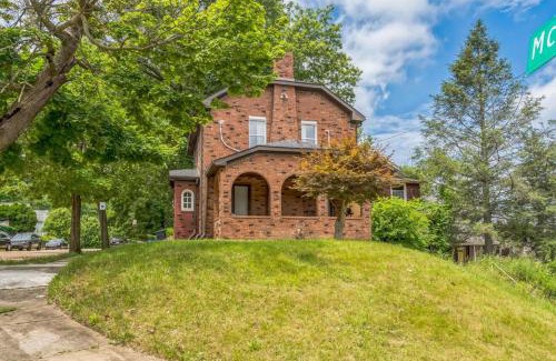 Wilkinsburg House | 3BR Pitt Suburbs with Parking