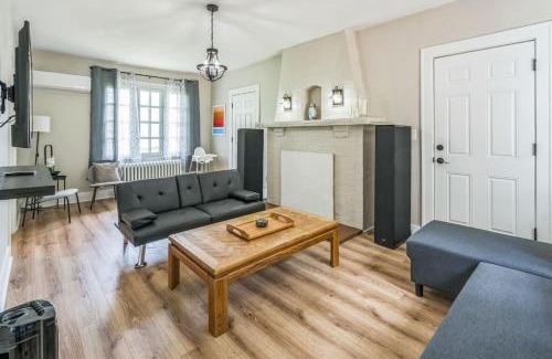 Wilkinsburg House | 3BR Pitt Suburbs with Parking