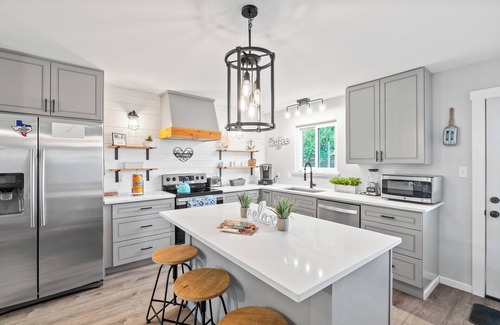 Bay Area House | Pet-Friendly Sandy Feet Retreat with King & Queen Beds Await!