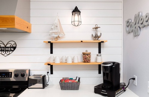 Bay Area House | Pet-Friendly Sandy Feet Retreat with King & Queen Beds Await!