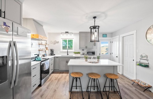 Bay Area House | Pet-Friendly Sandy Feet Retreat with King & Queen Beds Await!