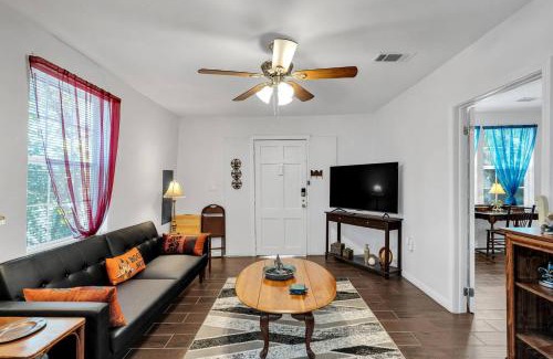 Gert Town House | 3br Retreat With Backyard In Uptown