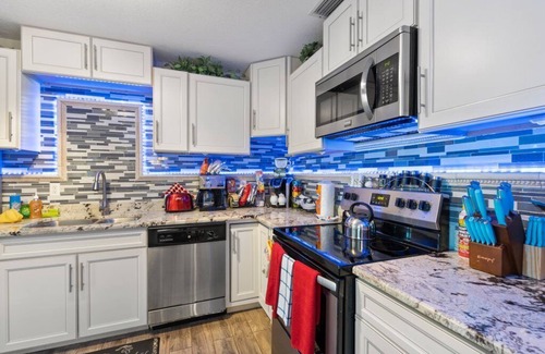 Spring Hill House | Luxury 3BR Roman Oasis with Pool and Breakfast Included