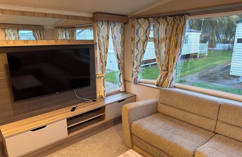 Skegness Cabin | 3BR-Sleeps6-Parking-Pool-NearBeach&Skegness