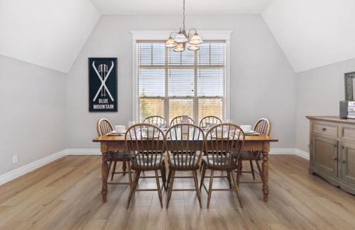 The Blue Mountains House | Cozy 3BR Snowbridge Chalet with Golf Course Views