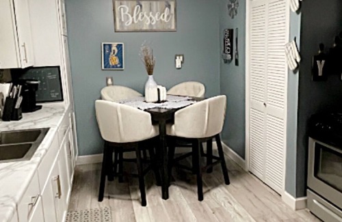 South Bend House | Relax in 3BR Retreat with Hot Tub & Sauna near Notre Dame