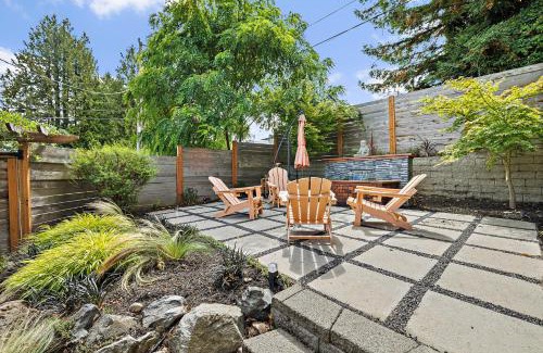 Bryn Mawr-Skyway House | 3BR The Lucille Lake Washington View Retreat