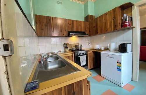 Northcote Apartment | Cozy 3BR Retreat in Vibrant Northcote with Kitchen Access