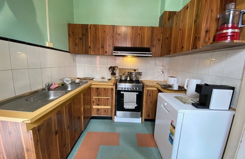 Northcote Apartment | Cozy 3BR Retreat in Vibrant Northcote with Kitchen Access