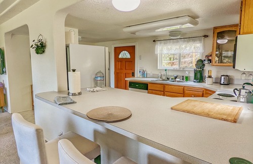 Shelton House | Idyllic Beach Retreat with Garden & Ocean Views, Rated 9.8