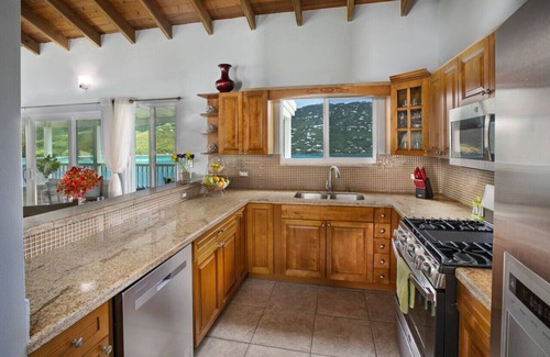 Peterborg House | Stunning 3BR Retreat with Breathtaking Views near Magen's Bay